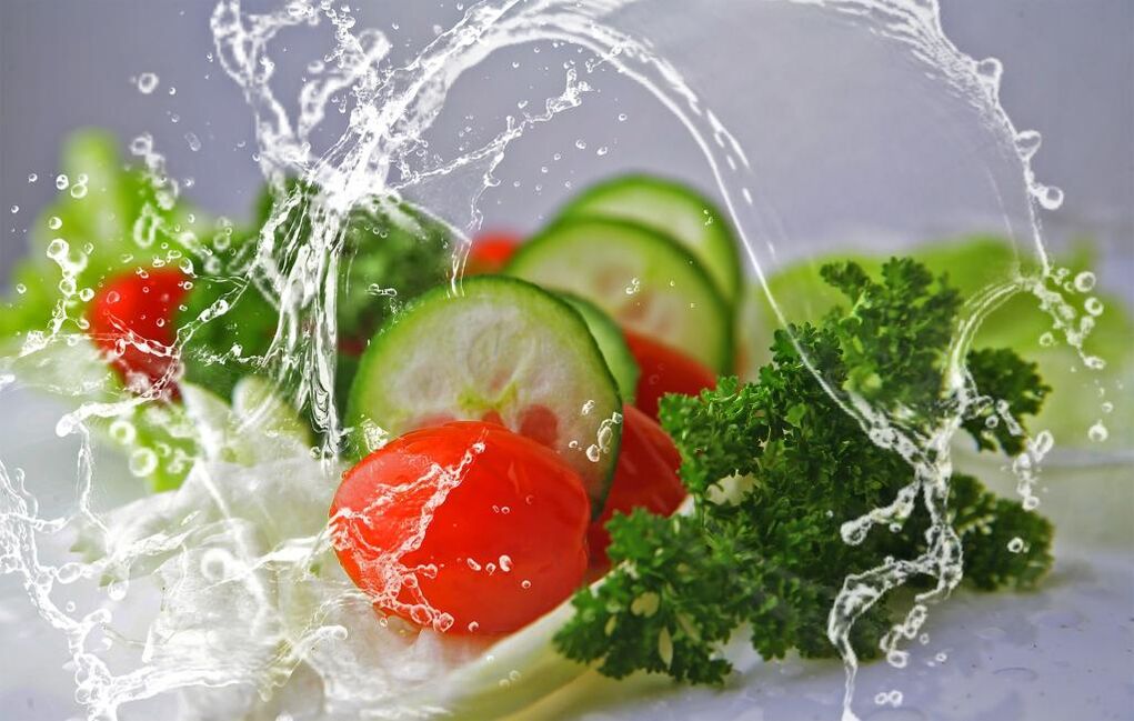 Os alimentos saudables e a auga son elementos importantes necesarios para a perda de peso