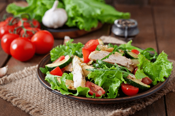 A ensalada con polo e verduras é unha excelente opción para unha cea lixeira despois dun adestramento. 