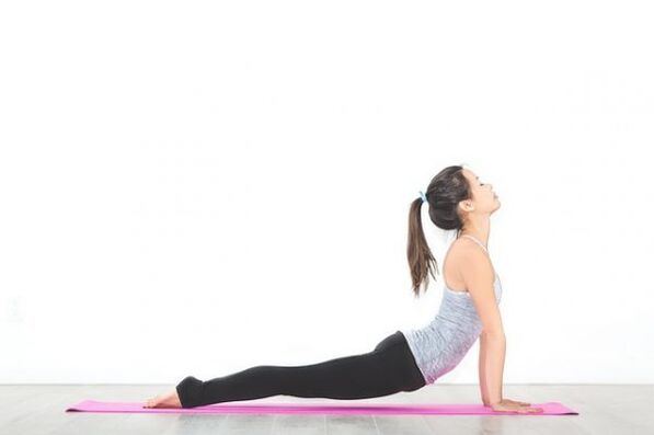 estiramento de ioga para adelgazar